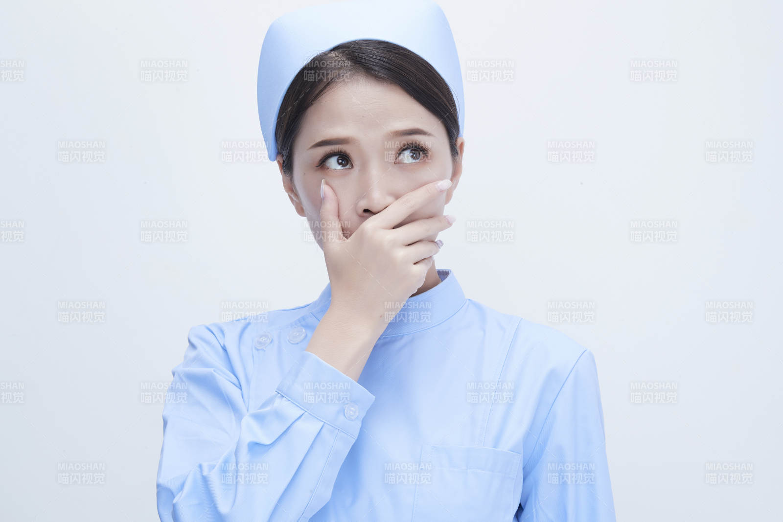 身穿蓝色护士服展示各种表情的漂亮女护士