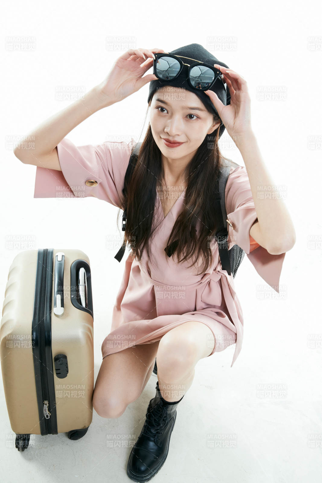 白色背景下準備出發旅行的美麗東方女大學生