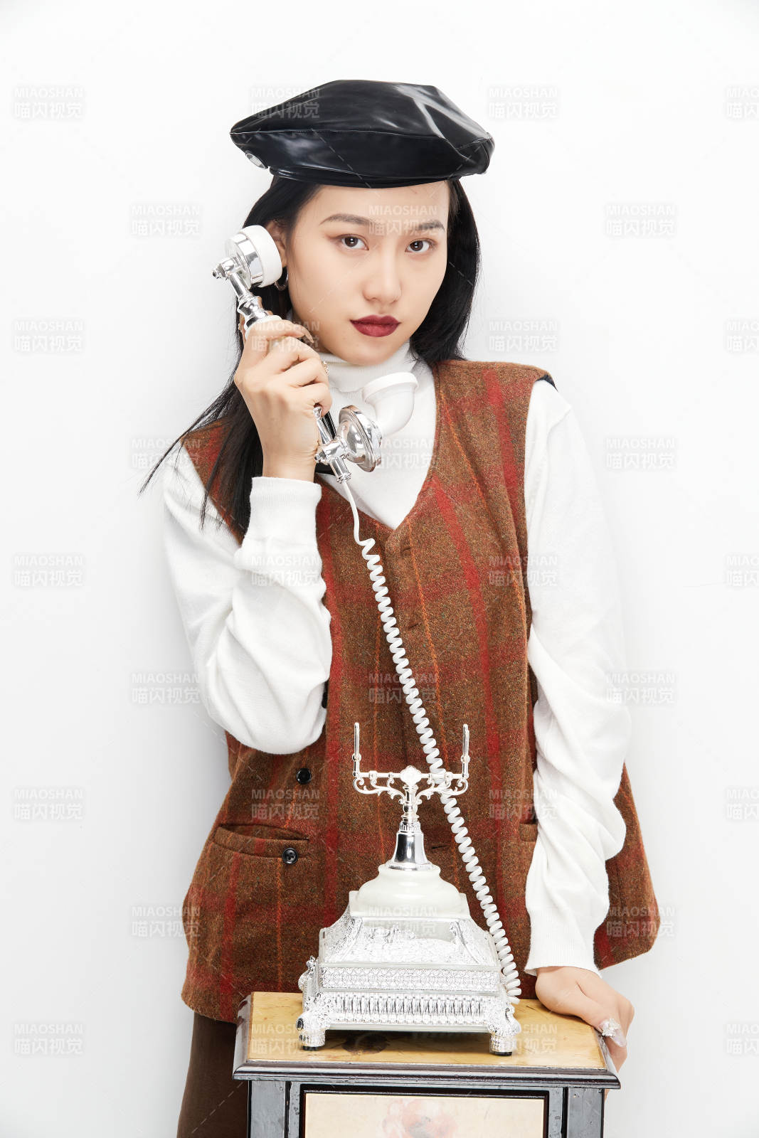 身穿复古服装的亚洲少女人像