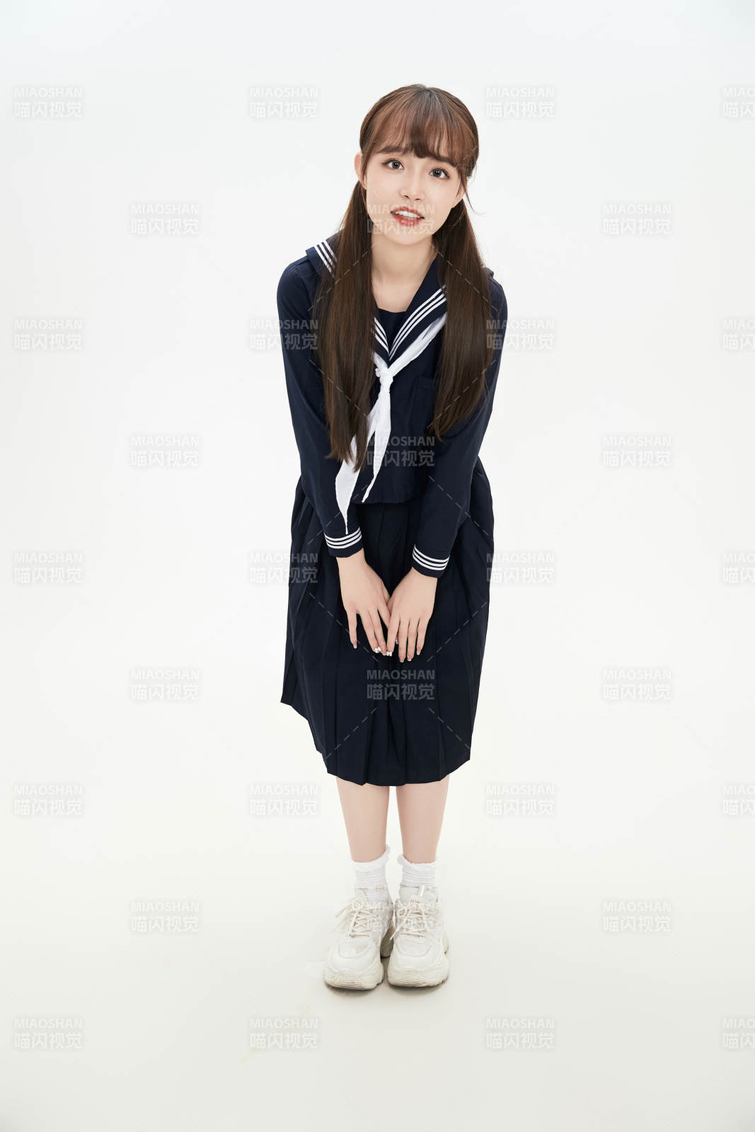 身穿日系高中制服的美丽少女