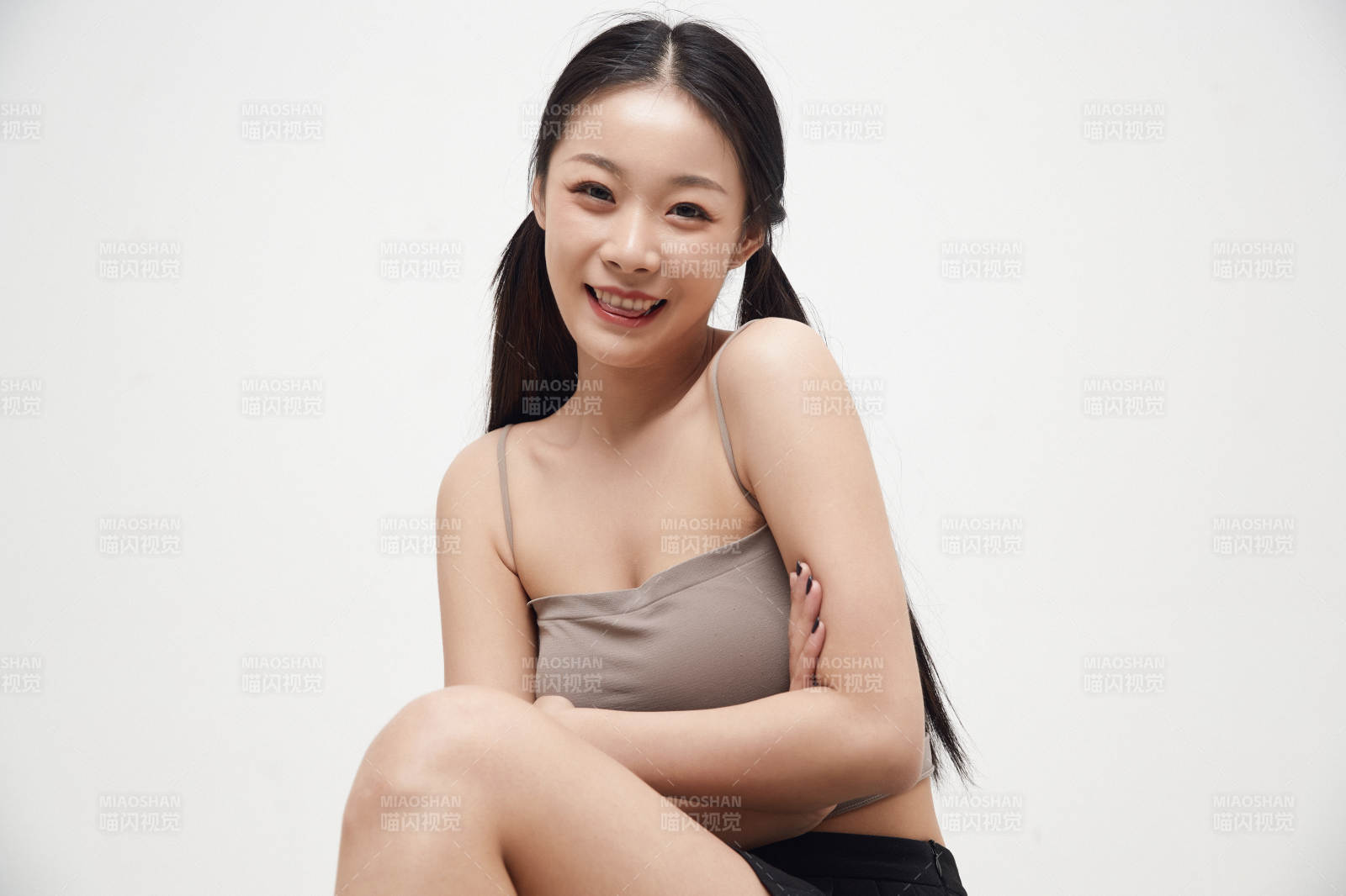 白色背景下的美丽可爱大学生