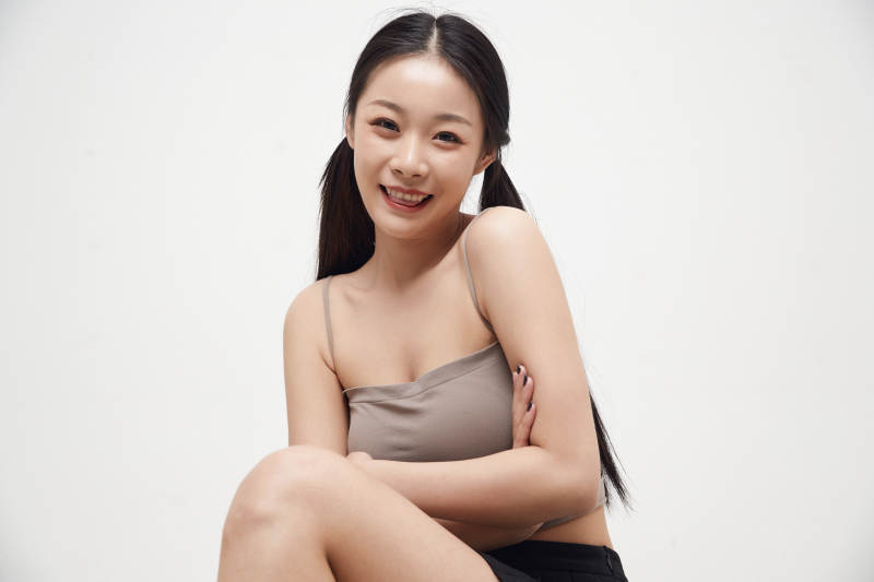 白色背景下的美丽可爱大学生