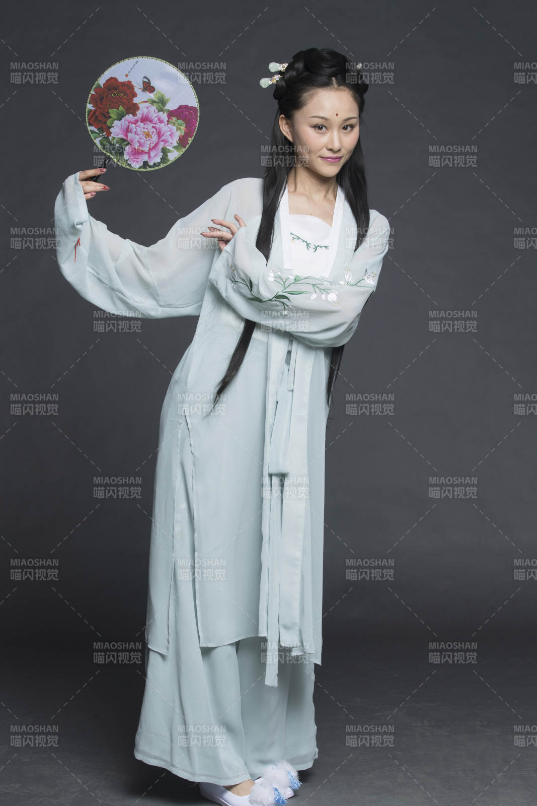 身穿古装的汉服女性人像汉服影棚拍摄图片