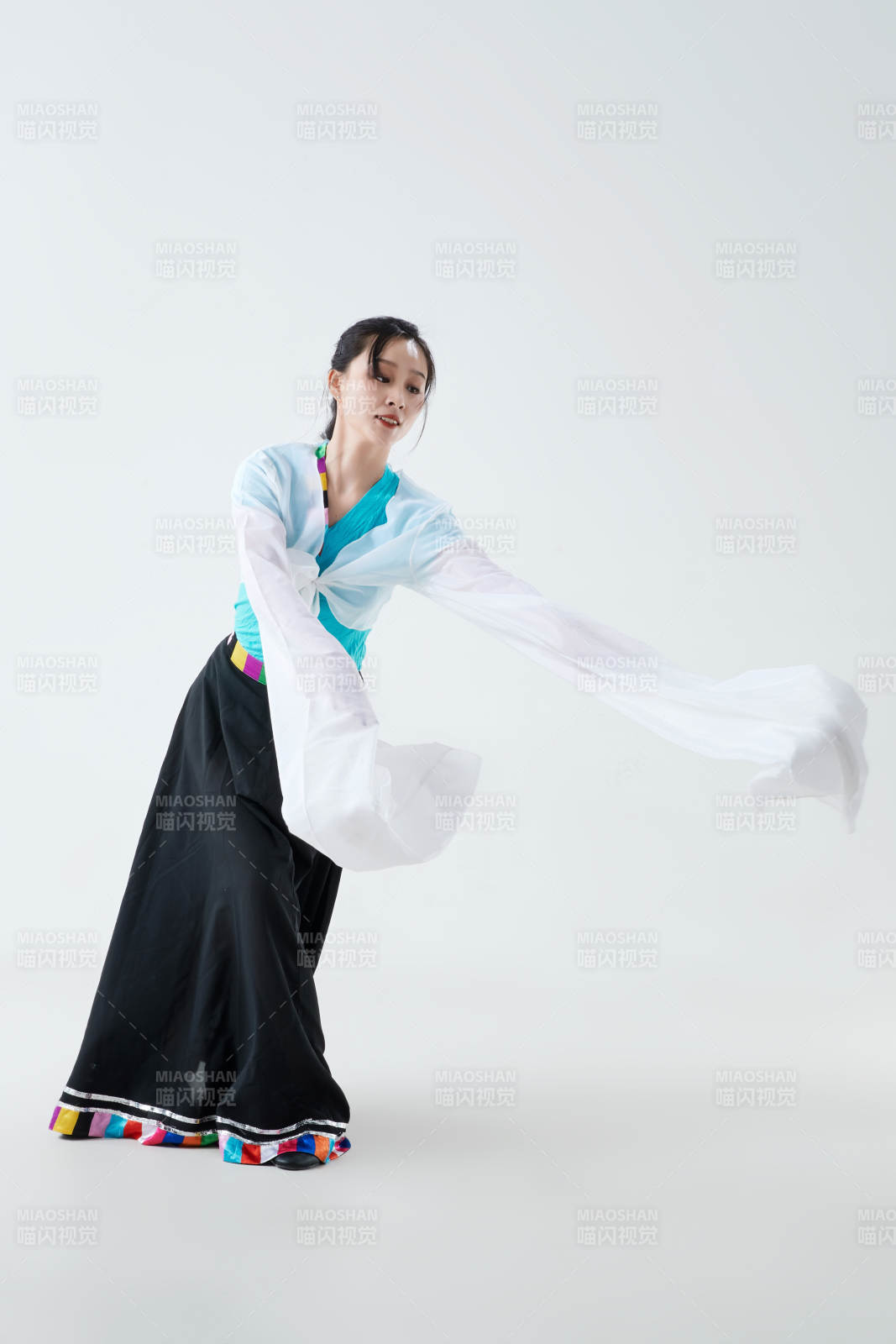 穿着藏族服饰跳着藏族舞蹈的少女