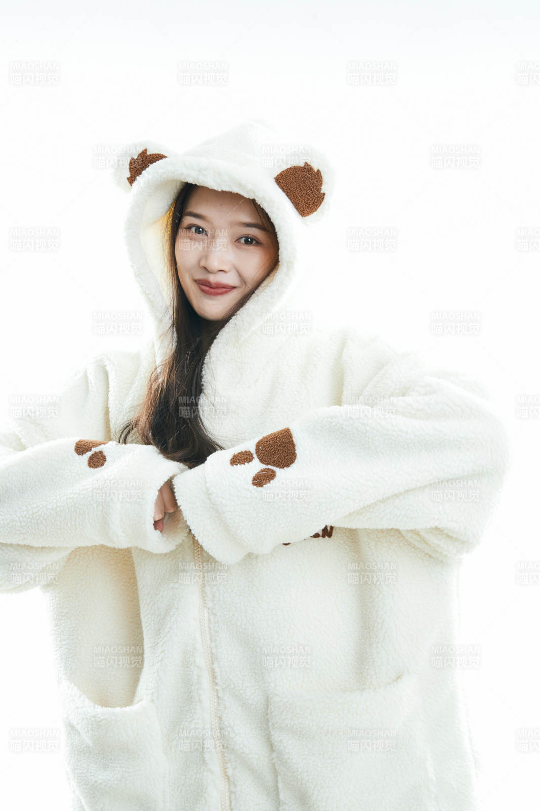 白色背景下准备出发旅行的美丽东方女大学生