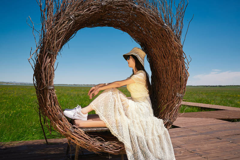 盛夏在草原湿地公园游玩的姑娘