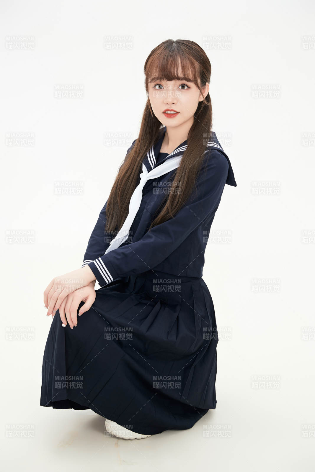 身穿日系高中制服的美丽少女