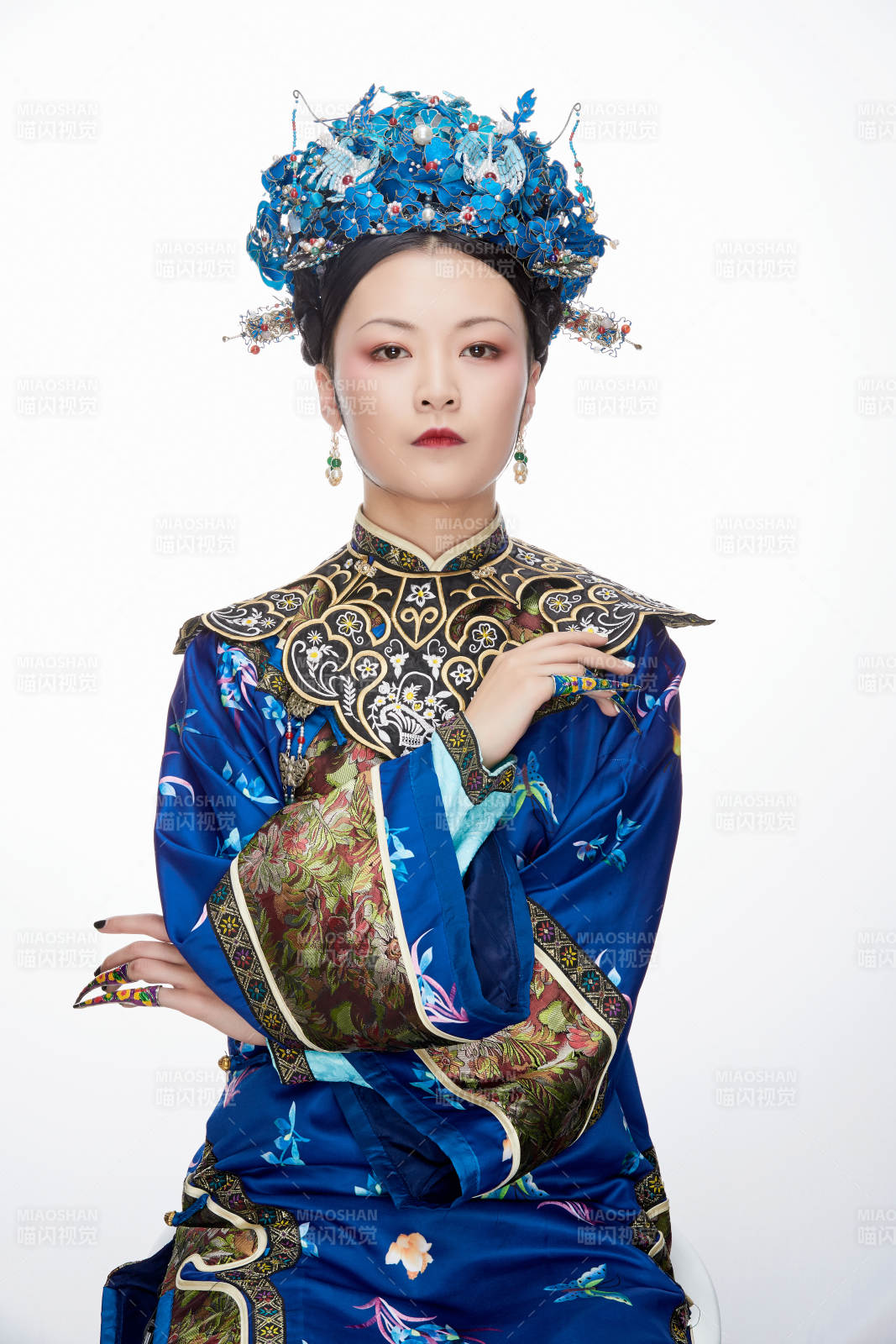 白色背景下的清代女性古装造型清朝古装