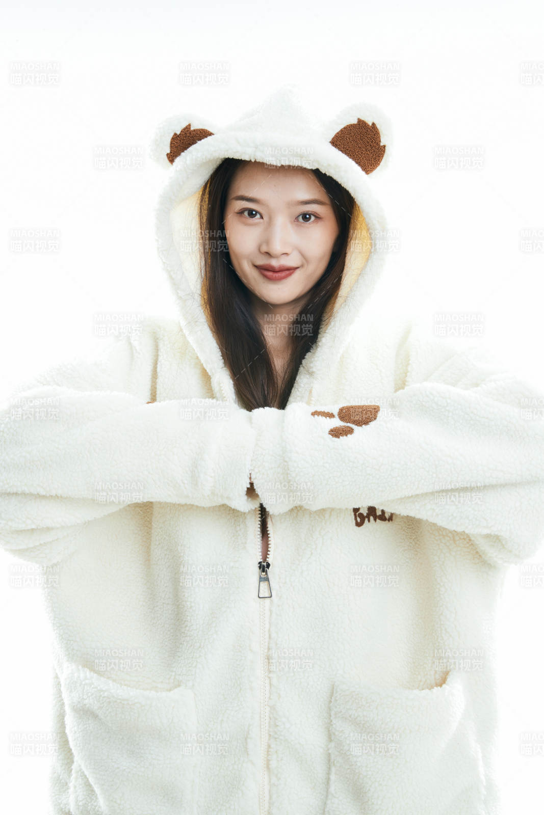 白色背景下准备出发旅行的美丽东方女大学生