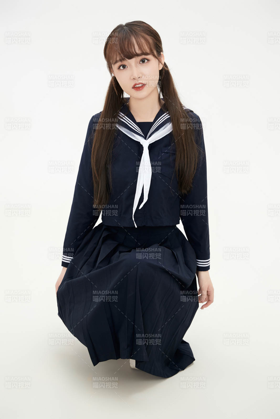 身穿日系高中制服的美丽少女