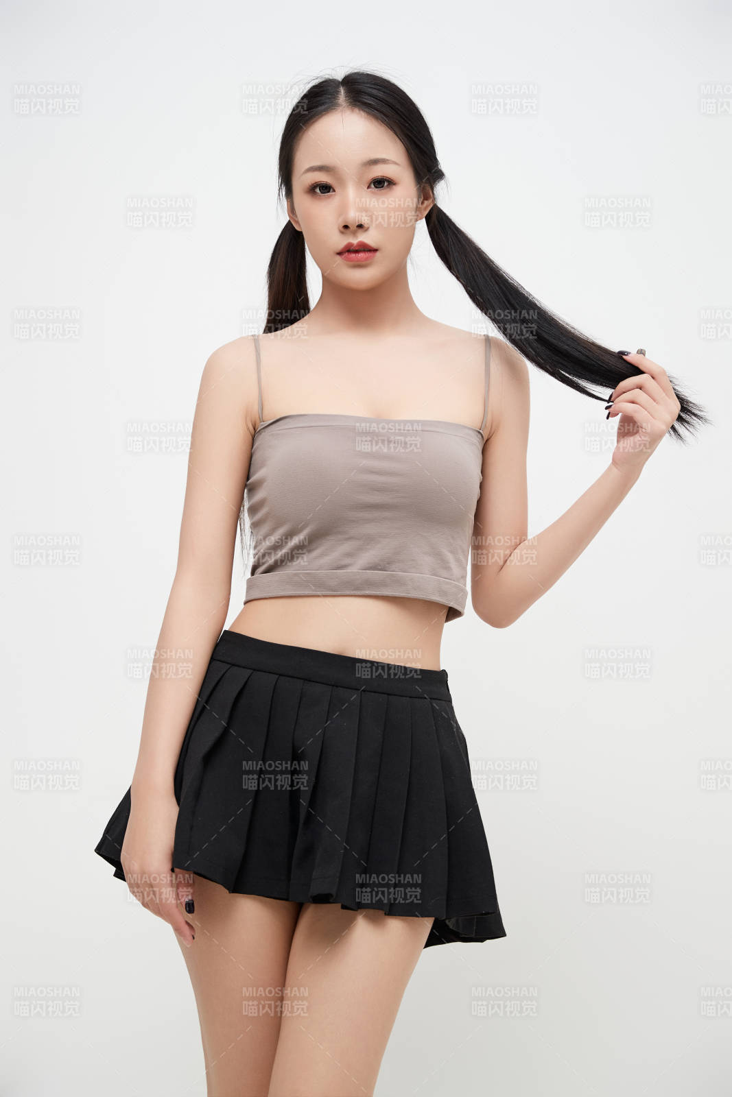 白色背景下的美麗可愛大學生