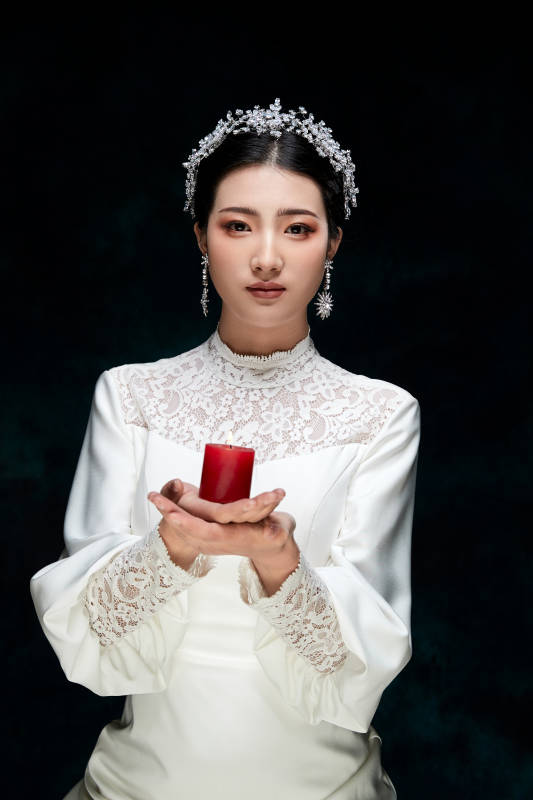 黑色背景下的女性复古婚纱妆面
