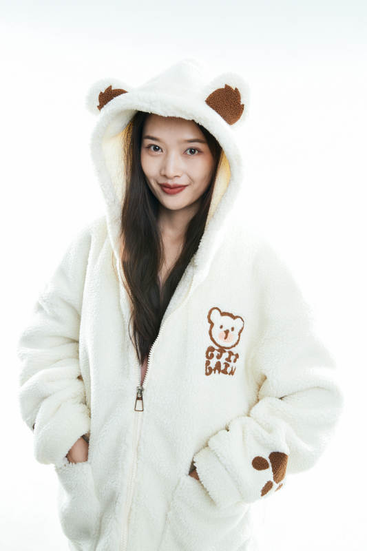 白色背景下准备出发旅行的美丽东方女大学生