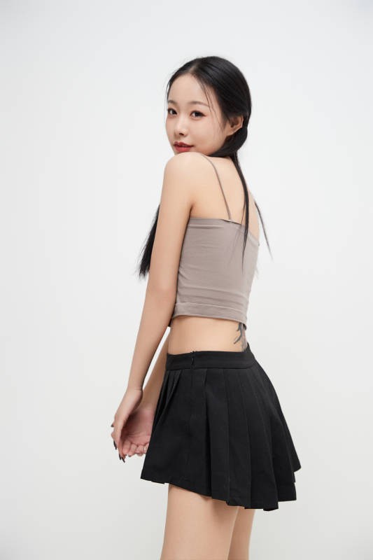 白色背景下的美丽可爱大学生