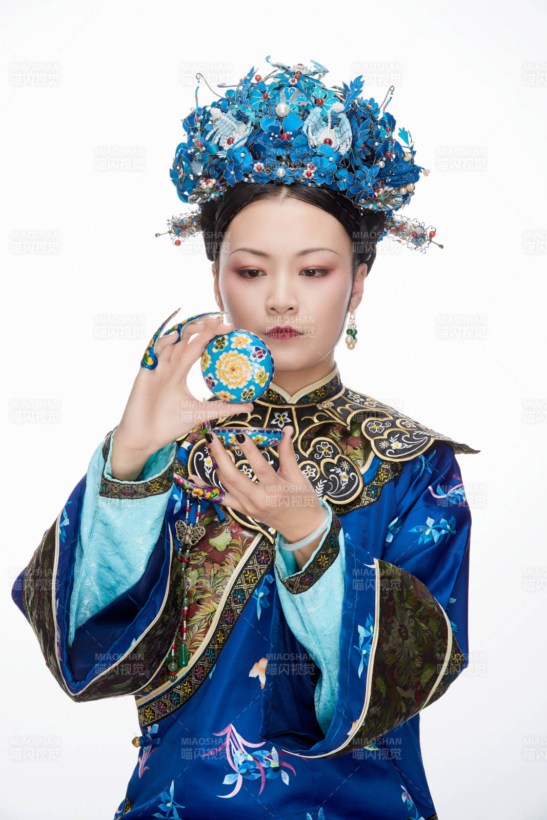 白色背景下的清代女性古裝造型清朝古裝