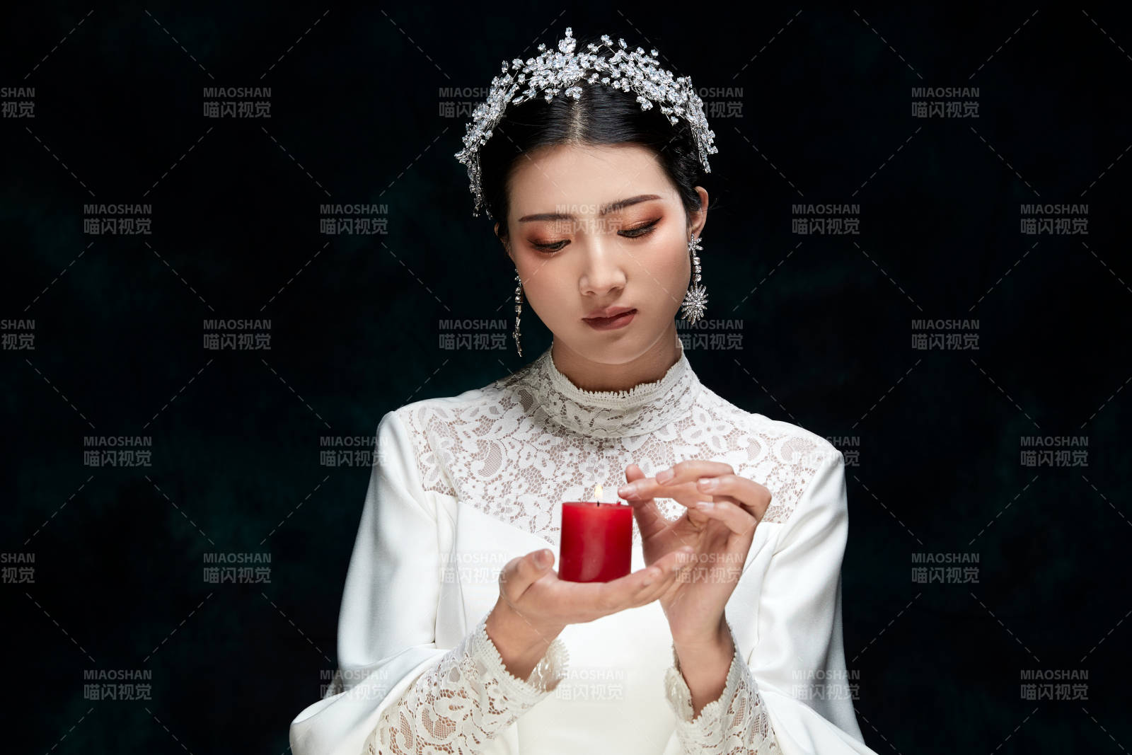 黑色背景下的女性复古婚纱妆面