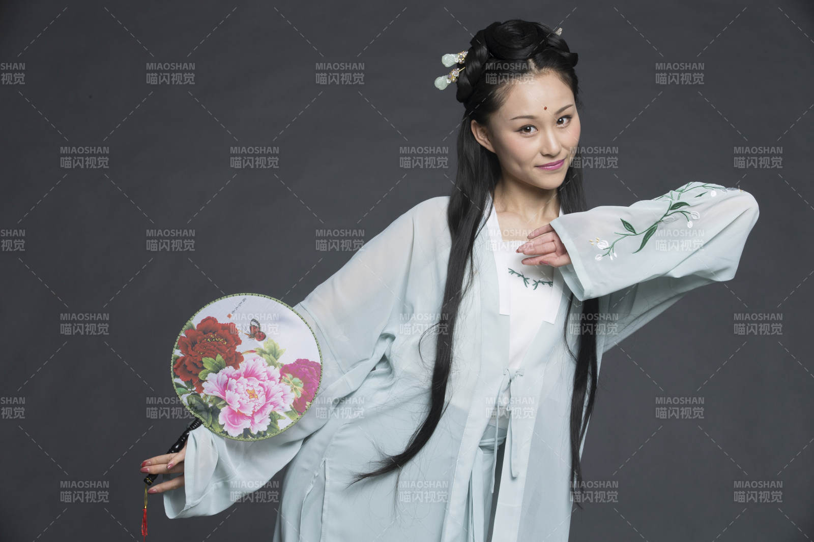 身穿古装的汉服女性人像汉服影棚拍摄图片