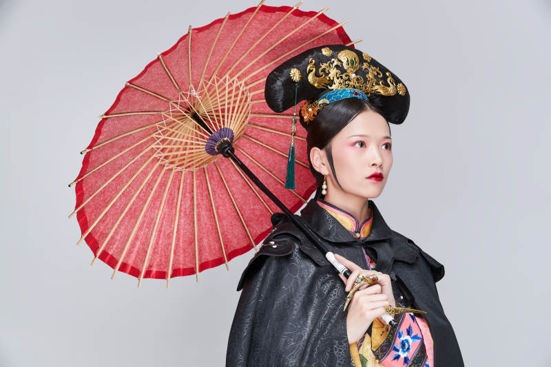 白色背景下的清代女性古装造型清朝古装