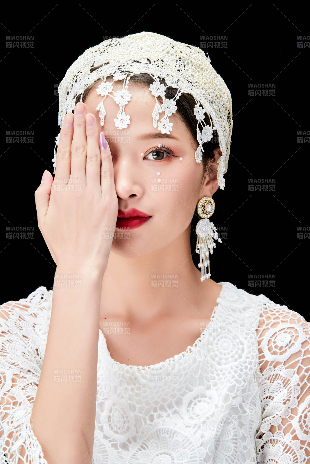 黑色背景下的美妝新娘彩妝人像