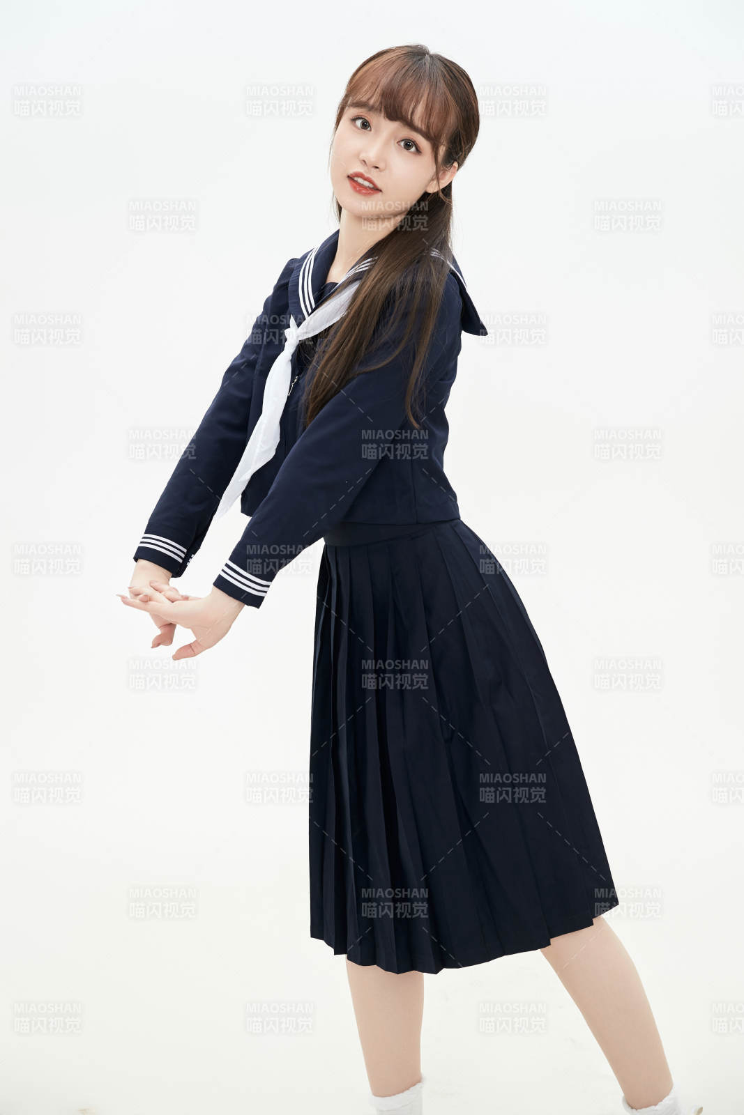 身穿日系高中制服的美丽少女