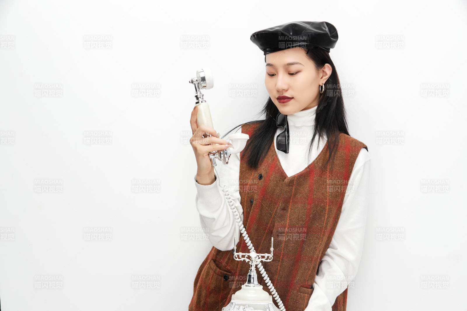 身穿复古服装的亚洲少女人像