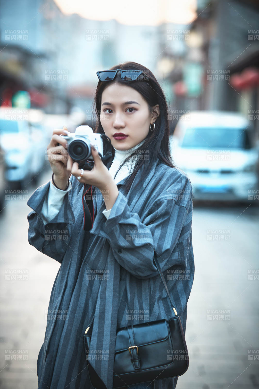 手持相机拍摄的港风少女