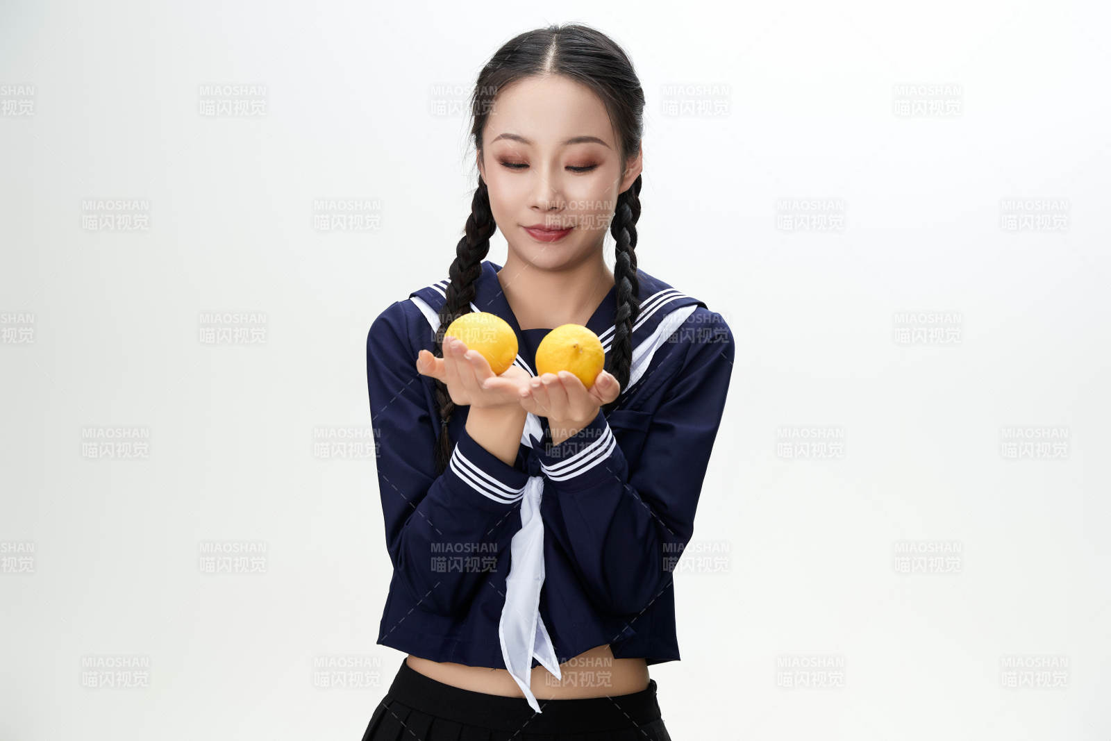 吃水果的亚洲东方长发少女