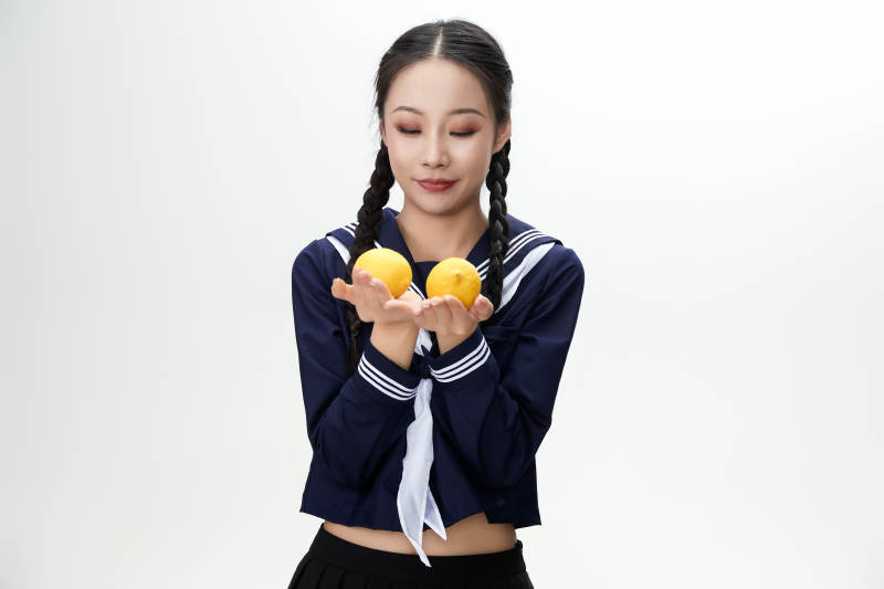 吃水果的亚洲东方长发少女