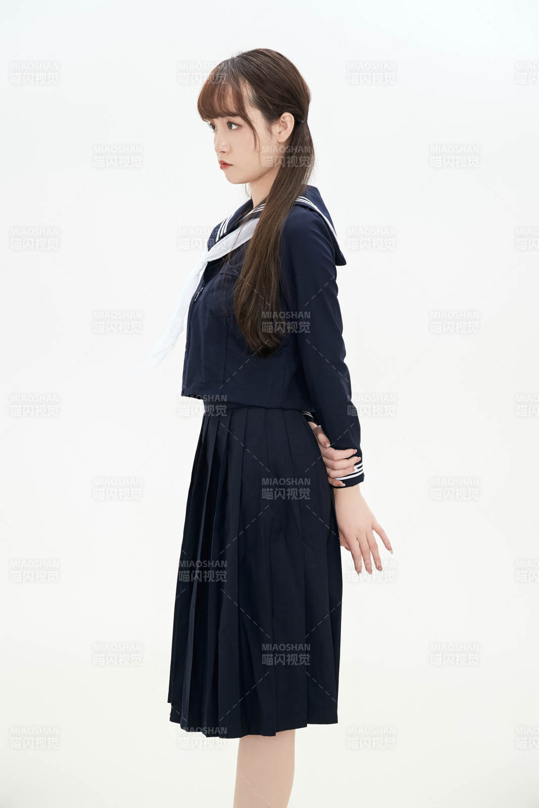 身穿日系高中制服的美麗少女