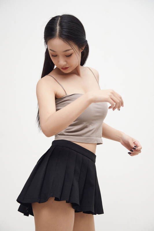 白色背景下的美丽可爱大学生