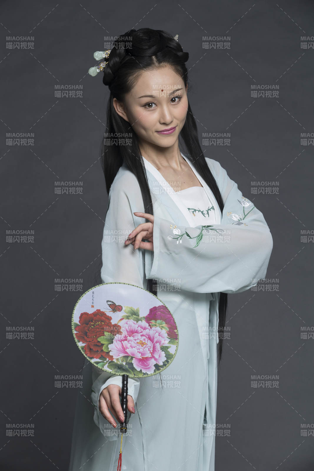 身穿古装的汉服女性人像汉服影棚拍摄