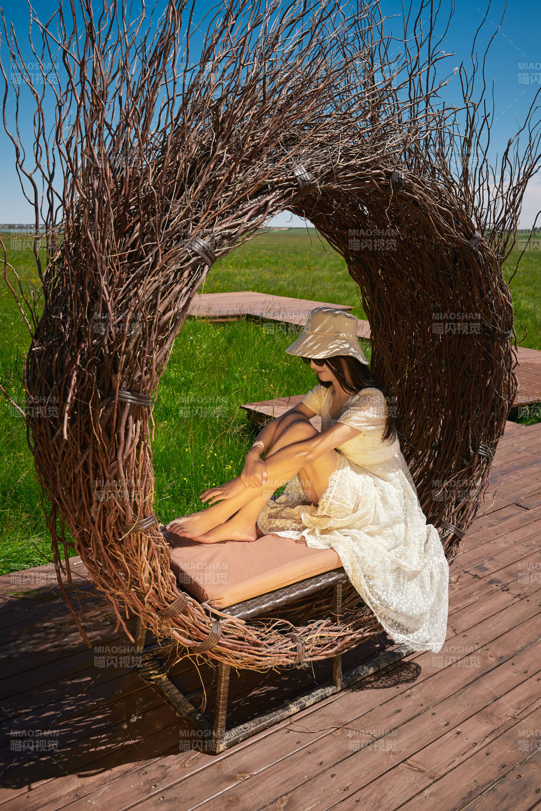 盛夏在草原湿地公园游玩的姑娘