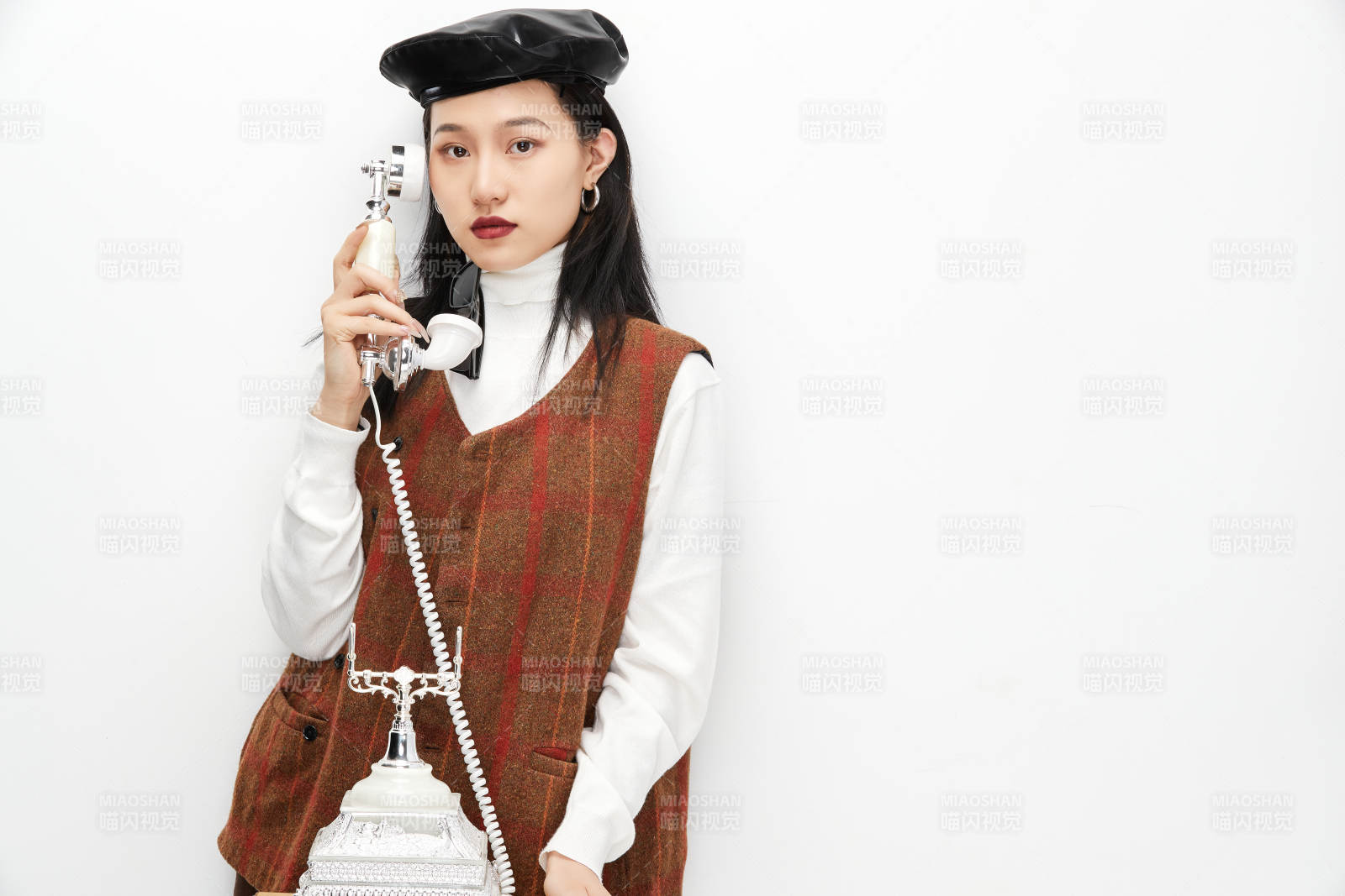 身穿復(fù)古服裝的亞洲少女人像