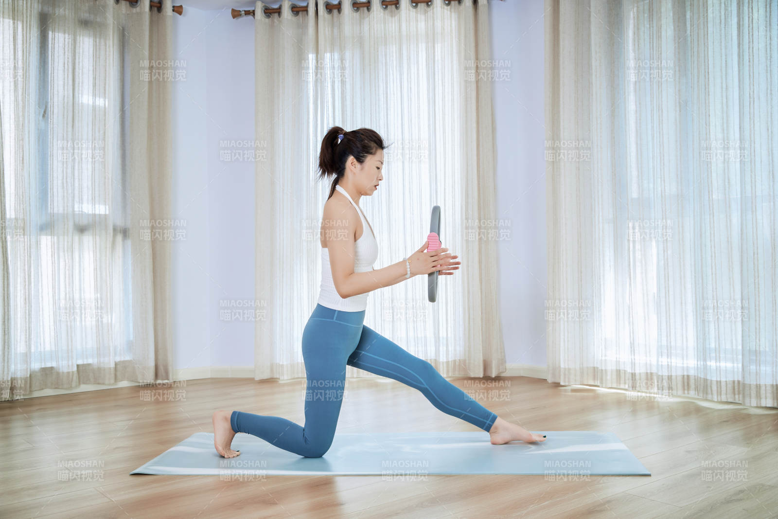 做瑜伽动作的亚洲年轻女性