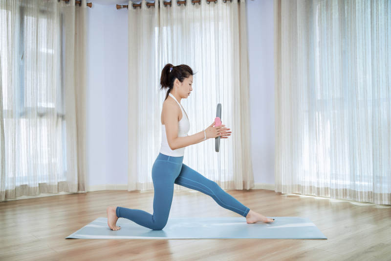 做瑜伽动作的亚洲年轻女性