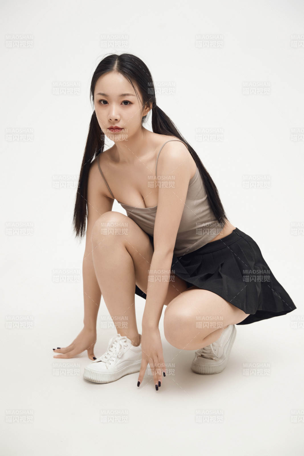 白色背景下的美丽可爱大学生