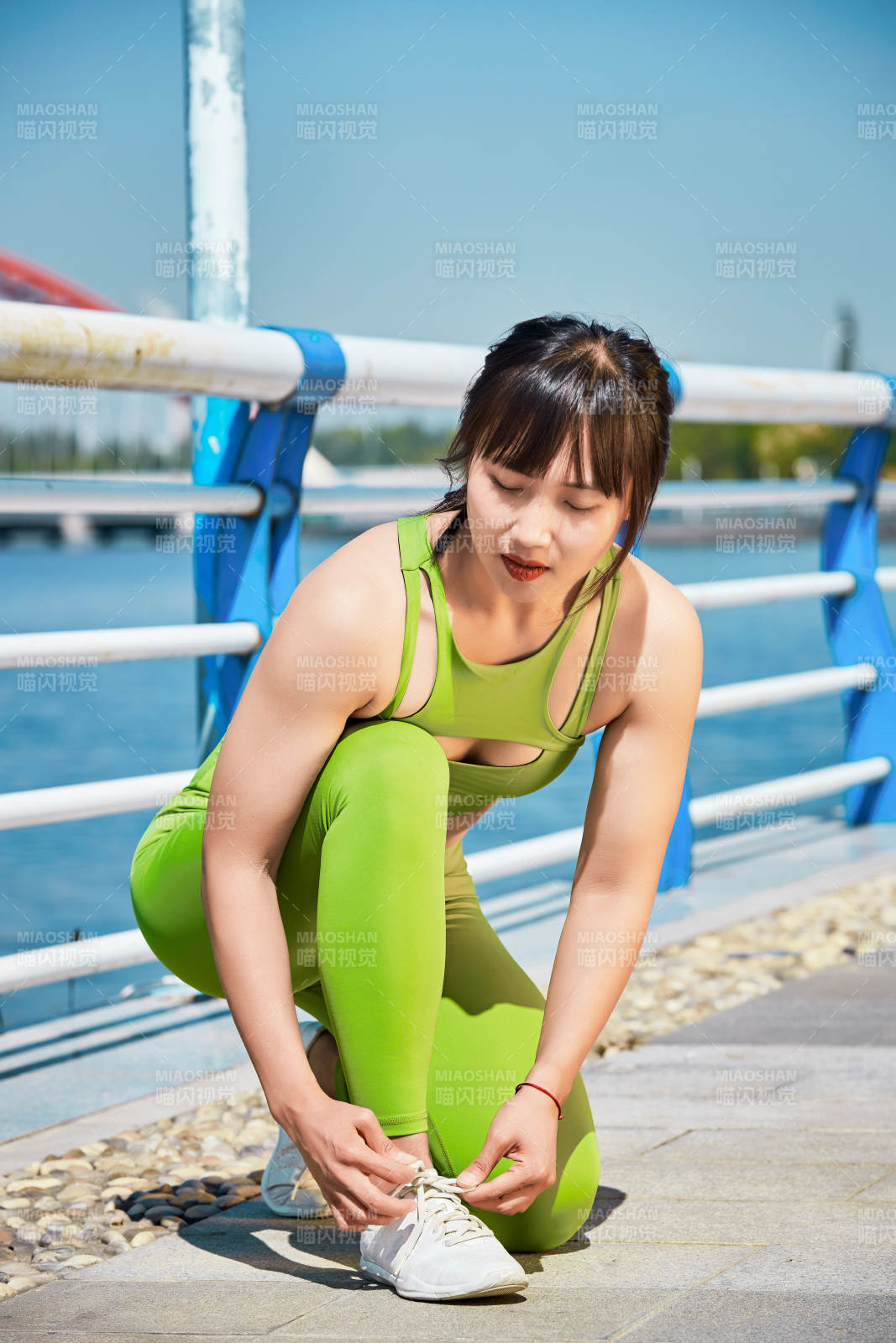 户外河畔公园做拉伸有氧运动的亚洲女性