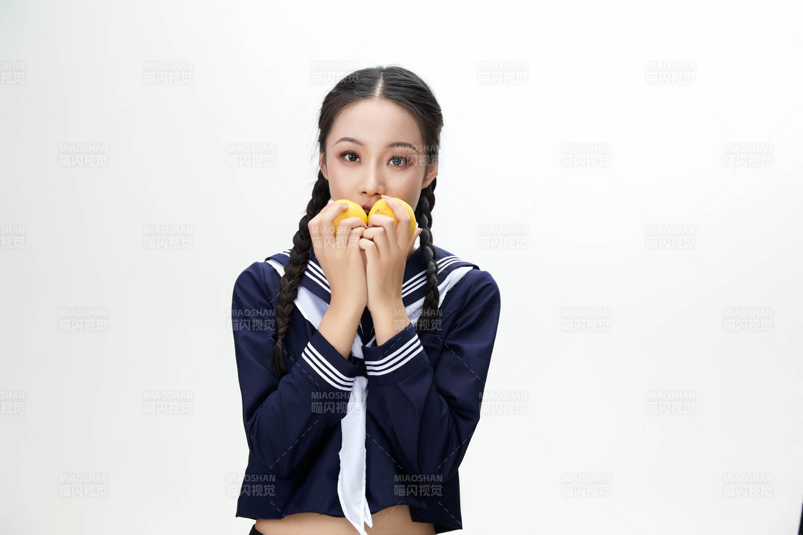 吃水果的亚洲东方长发少女