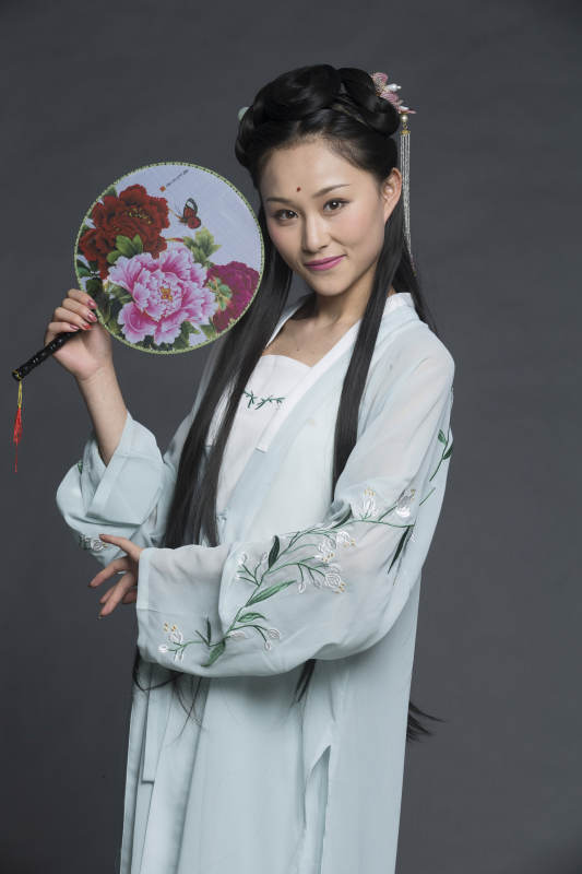 身穿古装的汉服女性人像汉服影棚拍摄