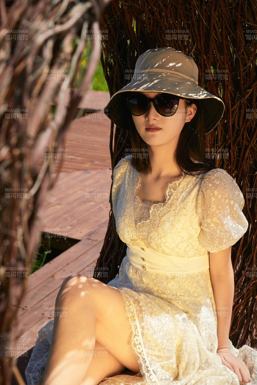 盛夏在草原湿地公园游玩的姑娘