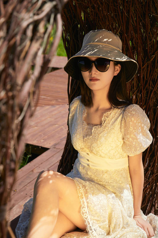 盛夏在草原湿地公园游玩的姑娘