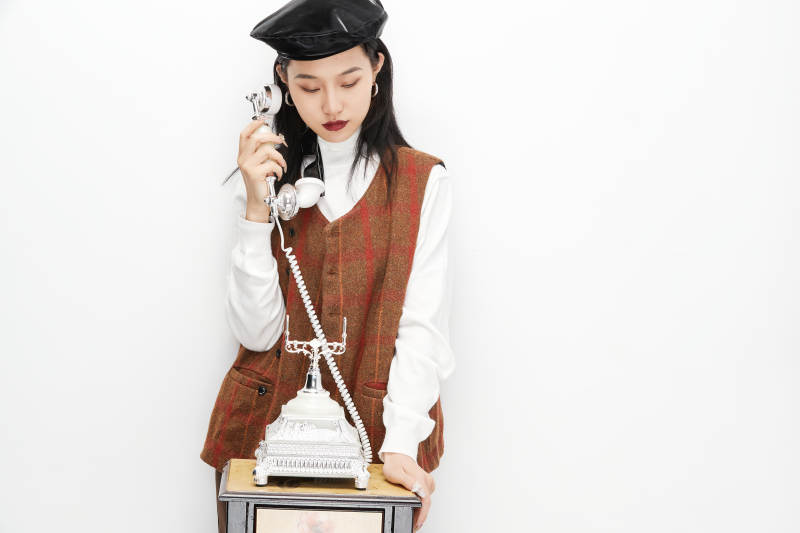 身穿复古服装的亚洲少女人像