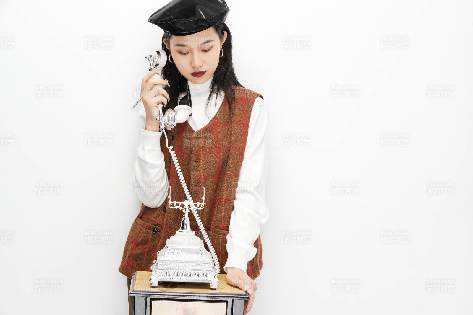 身穿复古服装的亚洲少女人像