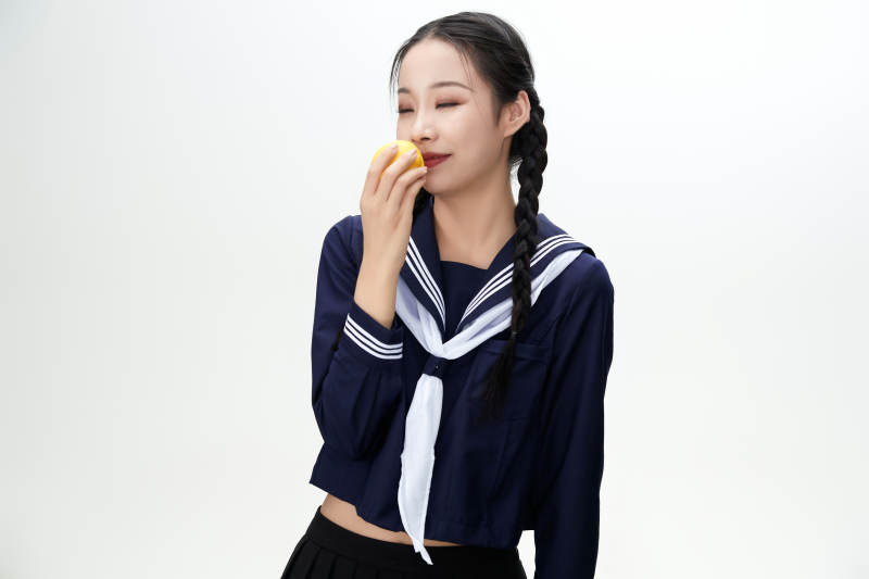 吃水果的亚洲东方长发少女