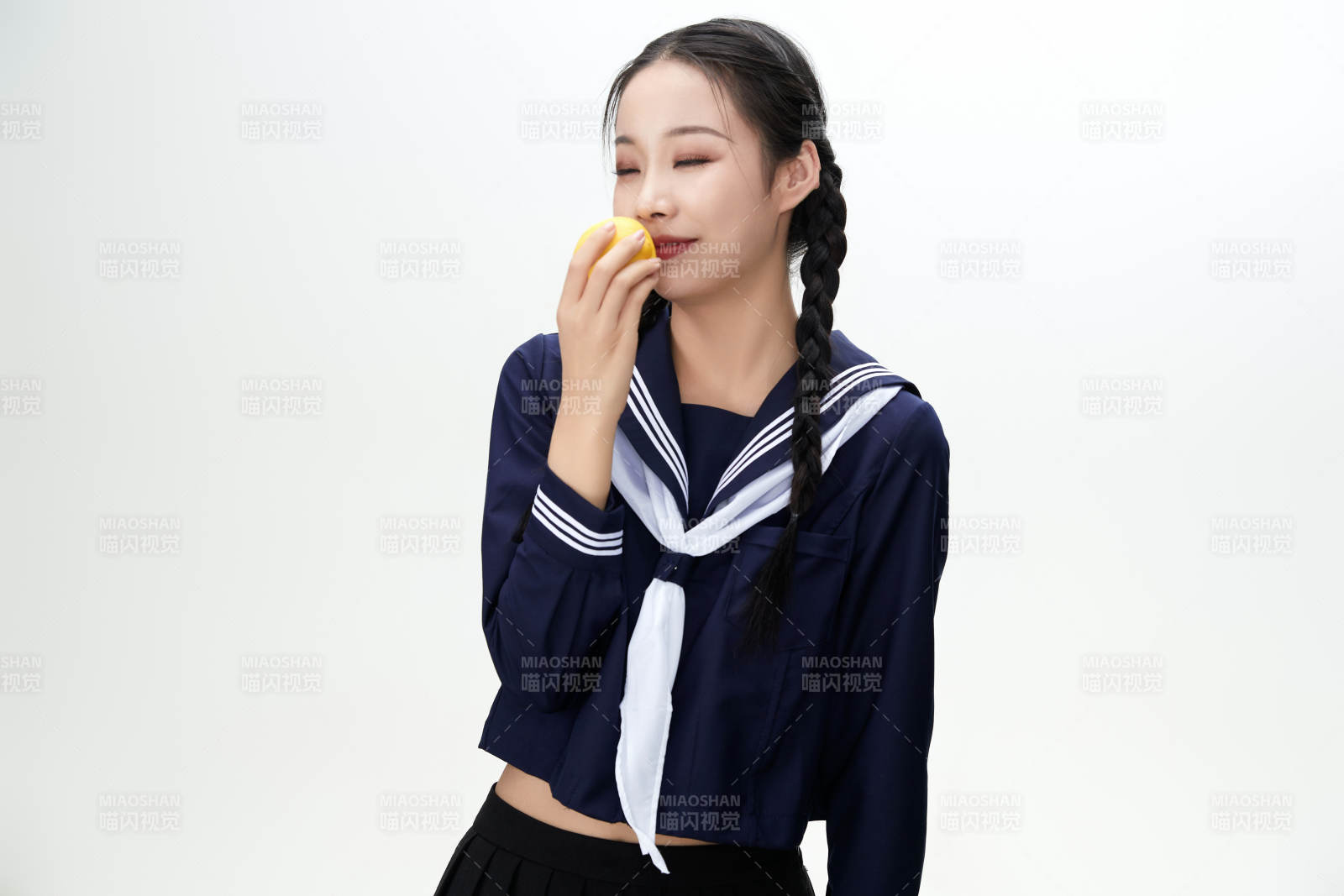 吃水果的亞洲東方長發少女