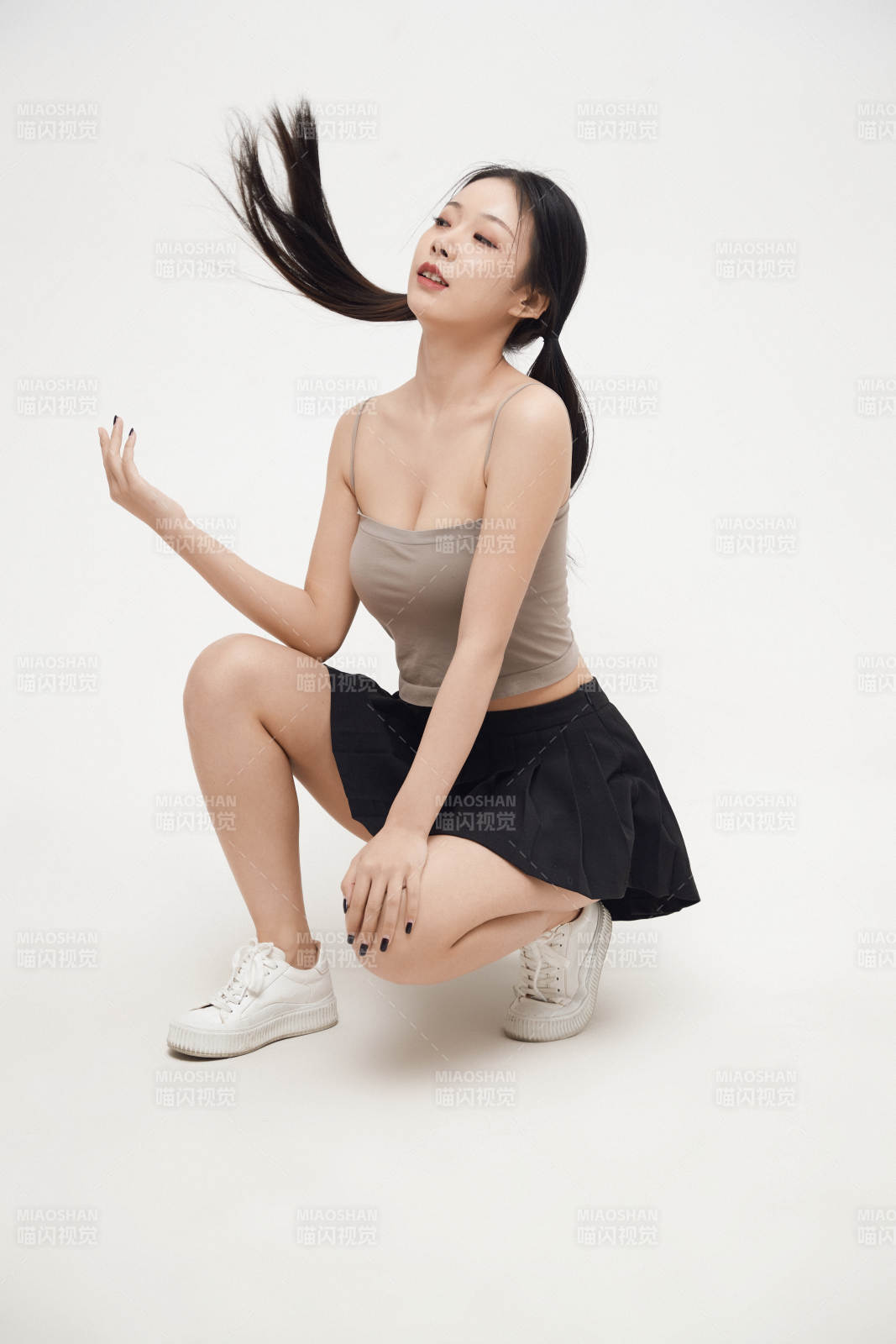 白色背景下的美丽可爱大学生