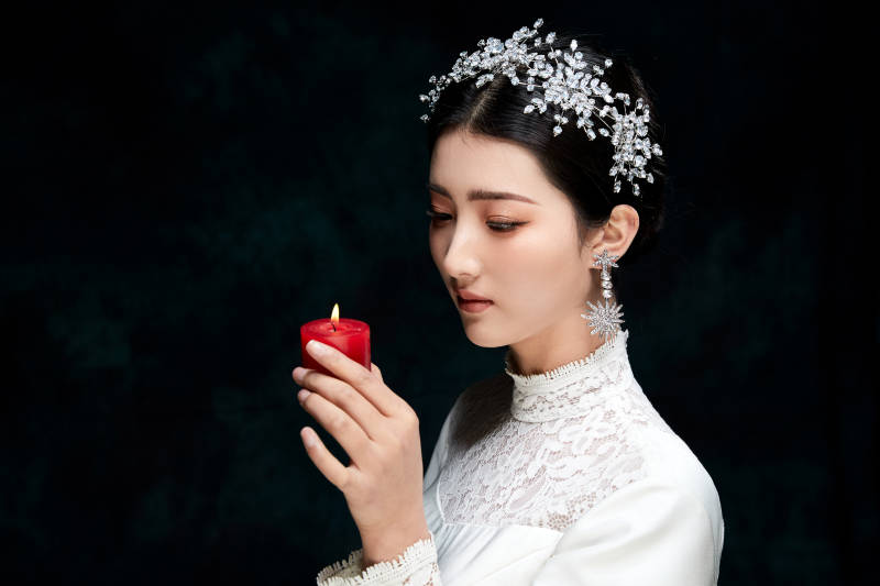 黑色背景下的女性复古婚纱妆面