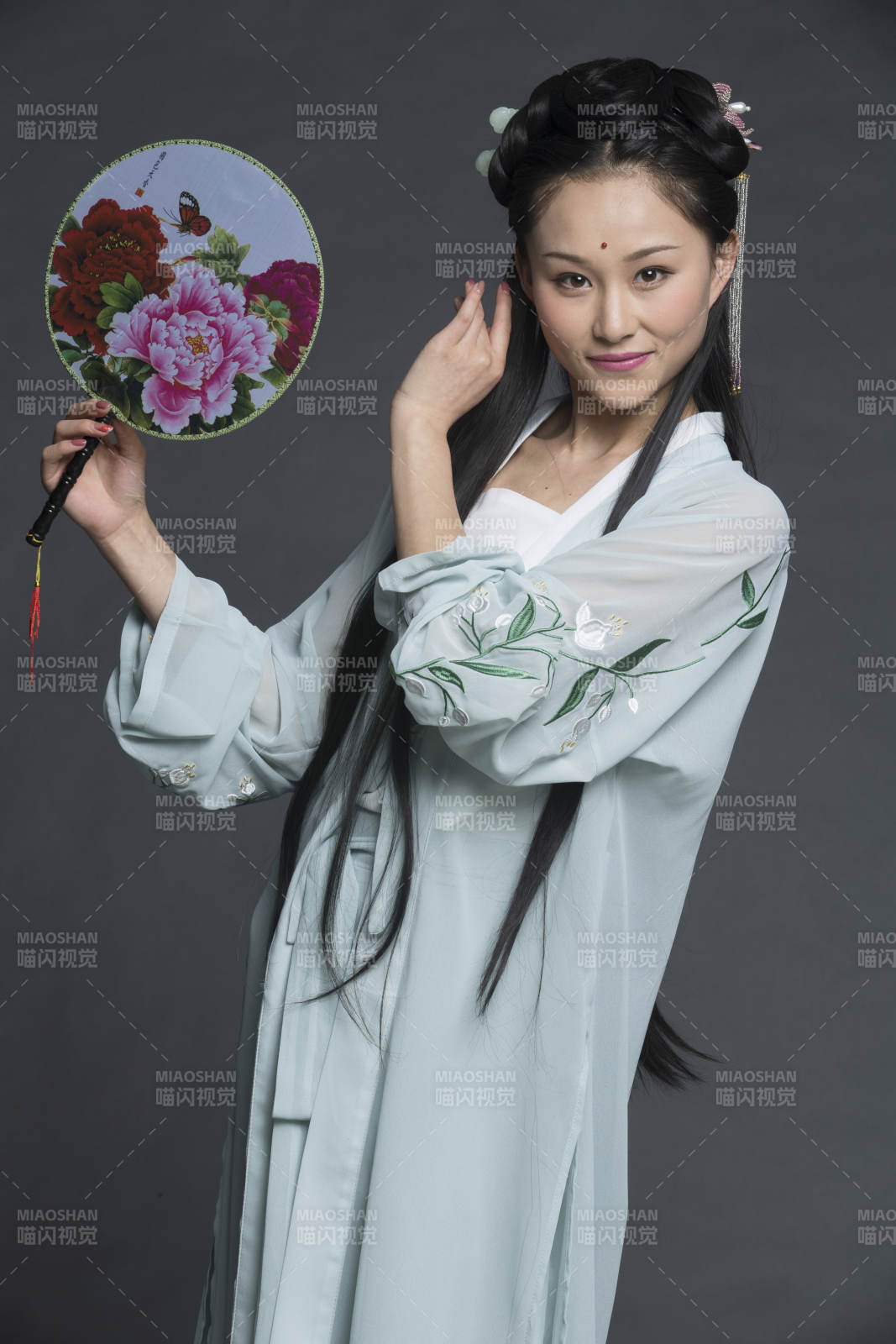身穿古装的汉服女性人像汉服影棚拍摄图片