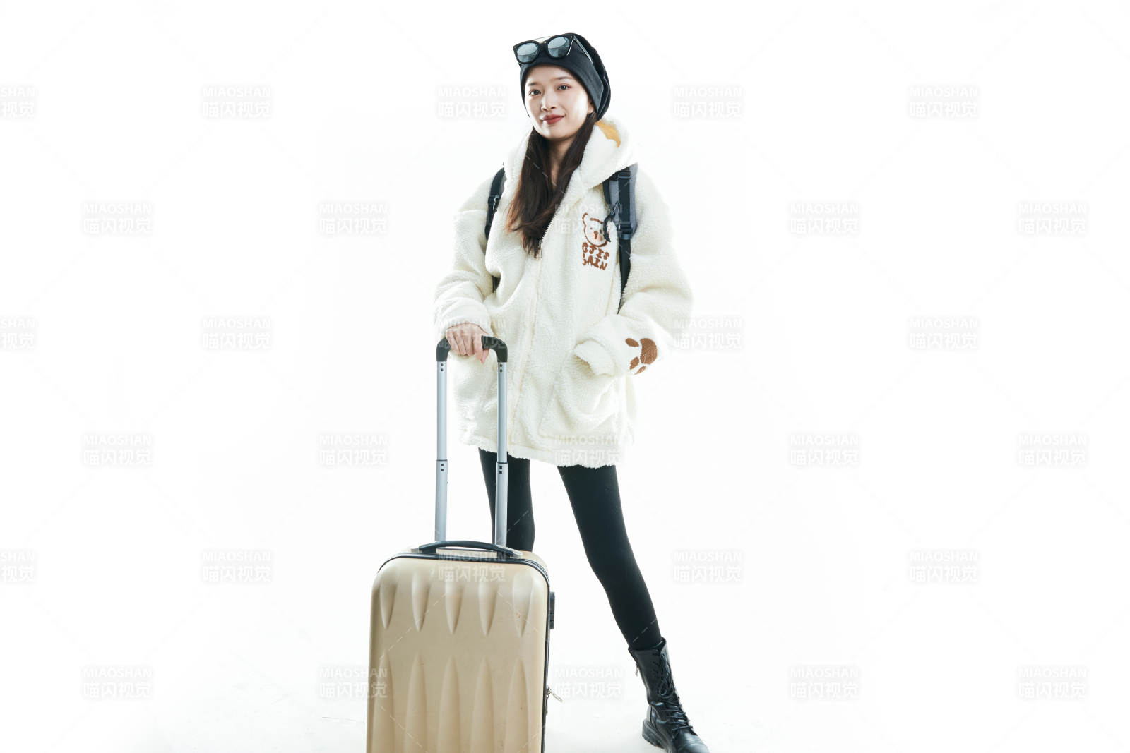 白色背景下准备出发旅行的美丽东方女大学生