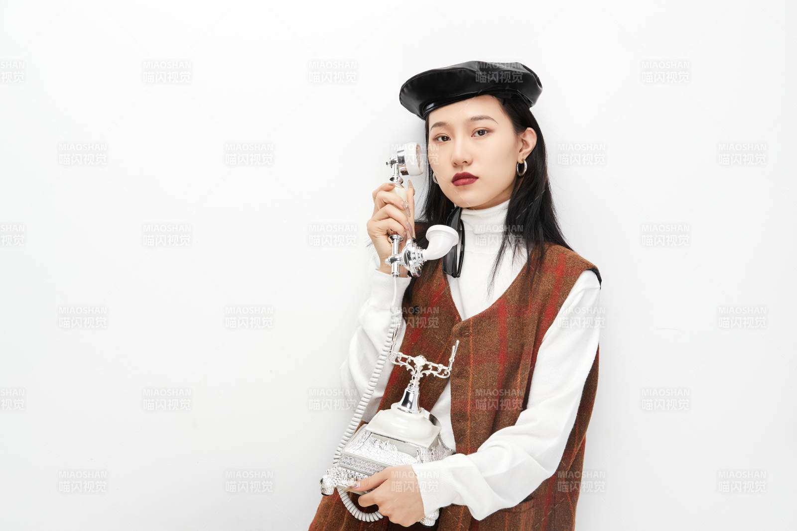 身穿復古服裝的亞洲少女人像